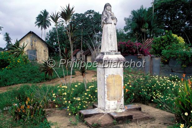 guyane 11.jpg - Statue de Anne-Marie JavouheyLÈproserie de ManaGuyane franÁaise